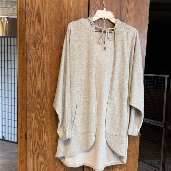 Cyrus Light Gray Knit Top - Picture 3 of 8